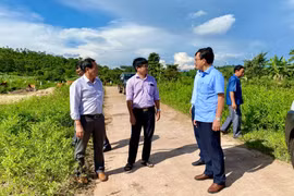 Đoàn Giám sát đi thực tế tại dự án đường giao thông nội đồng cánh đồng Plei Thơ Ga (xã Chư Don, huyện Chư Pưh). Ảnh Hà Duy