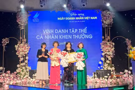 Đồng chí Nguyễn Thị Thanh Lịch-Phó Chủ tịch UBND tỉnh tặng Bằng khen của Chủ tịch UBND tỉnh ch