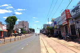 Thị trấn Chư Ty-trung tâm kinh tế-xã hội của huyện hiện đã có một số siêu thị mini, phần nào đáp ứng được nhu cầu tiêu dùng của người dân. Ảnh Hà Duy