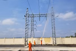 Ngành điện Gia Lai phấn đấu giảm hơn 900 giờ mất điện cho người dân nhờ áp dụng công nghệ hotline. Ảnh Hà Duy