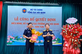 Ông Hoàng Việt Cường-Phó Tổng Cục trưởng Tổng Cục Hải quan trao Quyết định điều động, bổ nhiệm Cục trưởng Cục Hải quan Gia Lai-Kon Tum cho ông Nguyễn Văn Đông (bên trái). Ảnh Hà Duy