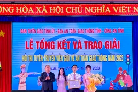 Đồng chí Rah Lan Chung-Phó Bí thư Tỉnh ủy trao giải Nhất toàn đoàn cho đội thành phố Pleiku. Ảnh Hà Duy