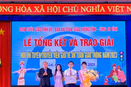 Đồng chí Rah Lan Chung-Phó Bí thư Tỉnh ủy trao giải Nhất toàn đoàn cho đội thành phố Pleiku. Ảnh Hà Duy