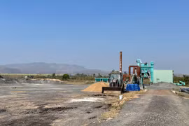 Dự án trạm trộn bê tông nhựa nóng của Công ty cổ phần Quản lý và Sửa chữa đường bộ Gia Lai triển khai tại cụm công nghiệp Ia Sao (thị xã Ayun Pa). Ảnh- Vũ Thảo