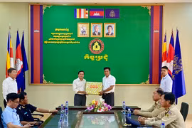 Đoàn công tác của Ban quản lý Khu Kinh tế tỉnh thăm, tặng quà các lực lượng chức năng tại Cửa khẩu Quốc tế Oyadav (tỉnh Rattanakiri, Vương quốc Campuchia) nhân dịp Tết cổ truyền Chol Chnam Thmay. Ảnh: Hà Duy