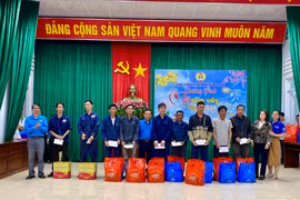 Công đoàn Khu Kinh tế tỉnh tổ chức Chương trình “Tết sum vầy-Xuân chia sẻ”. Ảnh: Hà Duy