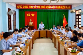 Đoàn giám sát của HĐND tỉnh làm việc với Thường trực HĐND và UBND thị xã Ayun Pa về thực hiện kế hoạch đầu tư công trung hạn và hàng năm giai đoạn 2021-2025. Ảnh Hà Duy