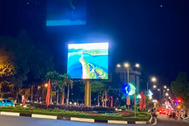 Bảng tin điện tử công cộng cỡ lớn bằng màn hình LED của thành phố Pleiku tại ngã ba Hoa Lư (TP. Pleiku). Ảnh: Hà Duy