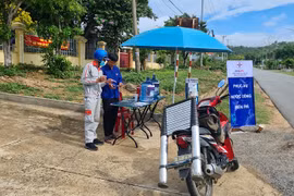 Nhiều điểm phục vụ nước uống miễn phí được ĐVTN ngành điện tổ chức nhằm hưởng ứng chương trình “Đồng hành với khách hàng trong mùa nắng nóng”. Ảnh K.N