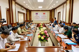 Quang cảnh hội nghị giao ban cặp Cửa khẩu Quốc tế Lệ Thanh-Oyadav. Ảnh Hà Duy