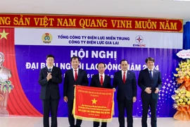 Thừa ủy quyền của Thủ tướng Chính phủ, ông Nguyễn Thanh-Thành viên HĐTV Tổng Công ty Điện lực miền Trung trao Cờ thi đua của Chính phủ cho Công ty Điện lực Gia Lai. Ảnh H.D