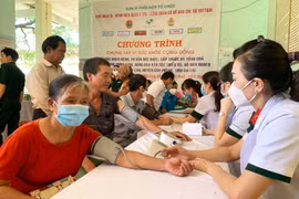 Khám, chữa bệnh miễn phí cho các đối tượng chính sách, người nghèo, đồng bào dân tộc thiểu số xã Ia Lâu. Ảnh: Hồng Thương