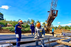 Đẩy nhanh tiến độ thi công đường hành lang kinh tế phía Đông để tăng khả năng kết nối, thêm điều kiện để hấp dẫn nhà đầu tư. Ảnh Hà Duy