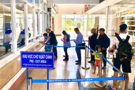 Người dân đang làm thủ tục xuất nhập cảnh tại Cửa khẩu Quốc tế Lệ Thanh. Ảnh Hà Duy