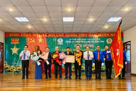 Thừa ủy quyền của Chủ tịch nước, đồng chí Trần Thanh Phụng-Ủy viên Ban Thường vụ, Phó Tổng Giám đốc Tập đoàn Công nghiệp Cao su Việt Nam đã trao tặng Huân chương Độc lập hạng Ba cho Công ty TNHH một thành viên Cao su Chư Păh. Ảnh: Hà Duy