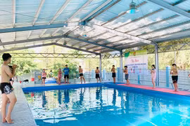 Nhiều trường học trên địa bàn tỉnh đã tổ chức các lớp tập huấn kỹ năng phòng tránh đuối nước cho học sinh. Ảnh: Vũ Chi