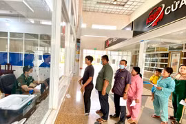 Người dân đang làm thủ tục xuất nhập cảnh tại Cửa khẩu Quốc tế Lệ Thanh. Ảnh Hà Duy