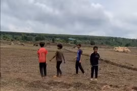 Chư Sê: Thực hư chuyện mặt đất tự phát lửa tại cánh đồng lúa