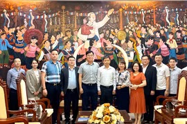 Phó Chủ tịch UBND tỉnh Nguyễn Hữu Quế tiếp xã giao đoàn công tác Cục Xúc tiến Thương mại