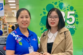 Siêu thị Co.opmart Pleiku trao lại tài sản đánh rơi cho khách