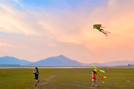 Thả diều ngắm cảnh thiên nhiên tươi đẹp trên bãi bồi Tiên Sơn