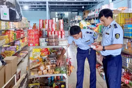 Bán bánh Trung thu không rõ nguồn gốc và thuốc lá điếu nhập lậu, 1 hộ kinh doanh bị phạt 11,5 triệu đồng