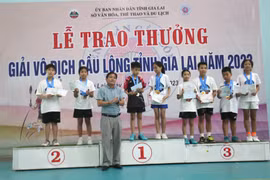 Trao 16 bộ huy chương cho các tay vợt xuất sắc Giải Vô địch Cầu lông tỉnh Gia Lai năm 2023