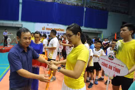 Ban tổ chức tặng cờ lưu niệm cho 15 câu lạc bộ tham gia giải