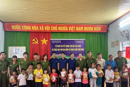 165 suất quà trao tặng trẻ em và các gia đình khó khăn ở xã Ia Kreng