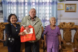 Phó Chủ tịch HĐND tỉnh Ayun H’Bút thăm, tặng quà gia đình chính sách huyện Ia Grai