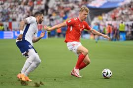 Đan Mạch (phải) đã có trận đấu sòng phẳng với đội tuyển Anh