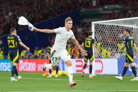 Kevin Csoboth mang về chiến thắng giàu cảm xúc cho Hungary