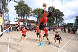 Trường THPT Hoàng Hoa Thám lên ngôi vô địch môn Bóng chuyền nam sau trận cầu nghẹt thở