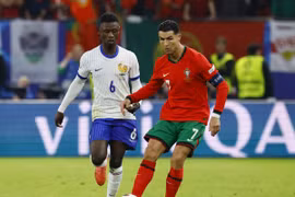 Mbappe (trái) bị các hậu vệ đối phương kèm cặp kỹ càng