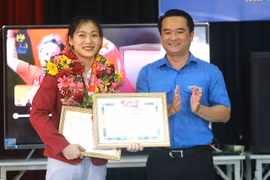Chủ tịch Ủy ban nhân dân tỉnh Gia Lai tặng Bằng khen cùng 50 triệu đồng cho Lê Thị Nhi