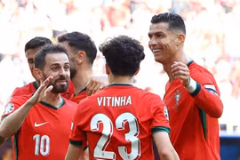 Ronaldo (phải) đã thể hiện uy tín của người mang băng đội trưởng