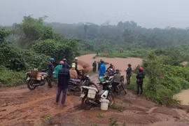 Đức Cơ: Hàng chục người bị mắc kẹt do lũ lớn chia cắt giao thông