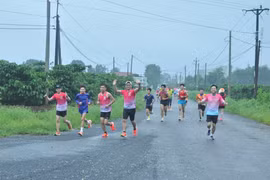 70 người tham gia giao lưu chạy bộ tại hàng thông trăm tuổi Chư Păh