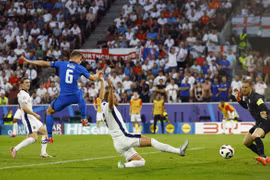 Hàng thủ của Slovenia đã đứng vững trước sức ép của Tam Sư