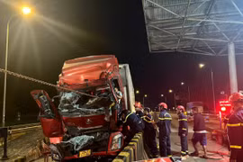 Giải cứu tài xế mắc kẹt trong cabin sau vụ tai nạn ở trạm thu phí Hàm Rồng