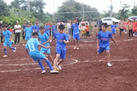 Gieo ước mơ bóng đá cho trẻ em xã Chư Don