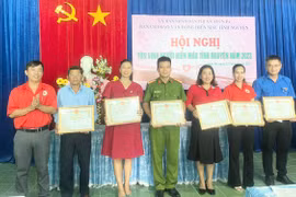 Các tập thể được Chủ tịch UBND thị xã tặng giấy khen vì có thành tích xuất sắc trong phong trào hiến máu tình nguyện năm 2022-2023. Ảnh: Vũ Chi