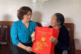 Trưởng ban Dân vận Tỉnh ủy Phạm Thị Tố Hải (bìa trái) thăm, tặng quà gia đình bà Võ Thị Của (thương binh, tổ 5, phường Cheo Reo, thị xã Ayun Pa). Ảnh: Vũ Chi