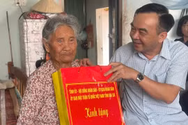 Phó Giám đốc Sở Lao động-Thương binh và Xã hội tỉnh Đặng Phan Chung tặng quà cho bà Nguyễn Thị Sự (dân công hỏa tuyến, xã Ia Hiao, huyện Phú Thiện). Ảnh: Vũ Chi