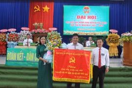 Ban Chấp hành Đảng bộ huyện Phú Thiện tặng bức trướng cho Hội Nông dân huyện. Ảnh: Vũ Chi