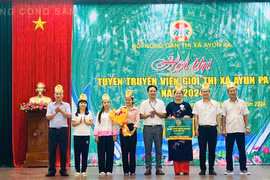 Ông Đào Nhật Nam-Chủ tịch Hội Nông dân thị xã trao giải nhất toàn đoàn cho Hội Nông dân phường Sông Bờ. Ảnh: My My