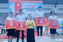 Bà Ksor H'Khuyên-Phó Chủ tịch UBND thị xã, Trưởng ban Chỉ đạo Hội khỏe Phù Đổng thị xã Ayun Pa năm 2023 trao giải toàn đoàn cho khối Tiểu học. Ảnh: Vũ Chi