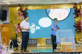 Hội viên nông dân trực tiếp chia sẻ về cách thức nuôi sâu canxi. Ảnh: Vũ Chi