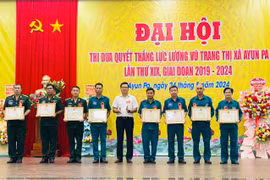 Chủ tịch UBND thị xã Ayun Pa Nguyễn Trường Sơn (đứng giữa) tặng giấy khen cho các tập thể có thành tích xuất sắc trong phong trào thi đua quyết thắng giai đoạn 2019-2024. Ảnh: Vũ Chi