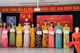 Ban tổ chức trao giải cho các thí sinh dự thi. Ảnh: Rcom H'Mai